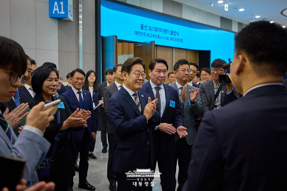 이재명 대통령이 20일 울산전시컨벤션센터에서 열린 AI글로벌 협력 기업 간담회 후 AI제품 및 서비스 시연을 참관하고 있다.