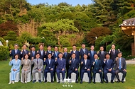이재명 대통령이 23일 한남동 관저에서 열린 더불어민주당 원내지도부와 만찬에 앞서 참석자들과 기념촬영을 하고 있다.