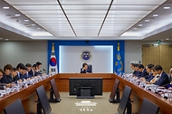 이재명 대통령이 23일 용산 대통령실에서 열린 제1차 수석보좌관회의를 주재하고 있다.