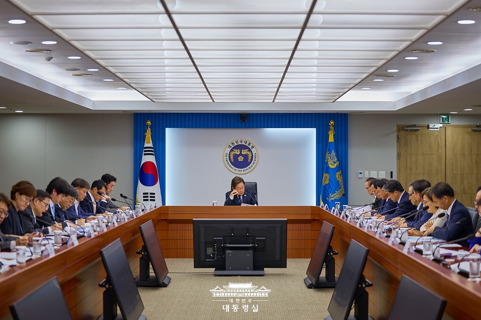 이재명 대통령이 23일 용산 대통령실에서 열린 제1차 수석보좌관회의를 주재하고 있다.