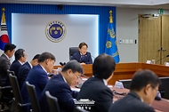 이재명 대통령이 23일 용산 대통령실에서 열린 제1차 수석보좌관회의를 주재하고 있다.