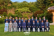이재명 대통령이 23일 한남동 관저에서 열린 더불어민주당 원내지도부와 만찬에 앞서 참석자들과 기념촬영을 하고 있다.