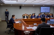 이재명 대통령이 23일 용산 대통령실에서 열린 제1차 수석보좌관회의를 주재하고 있다.
