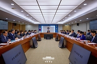 이재명 대통령이 23일 용산 대통령실에서 열린 제1차 수석보좌관회의를 주재하고 있다.