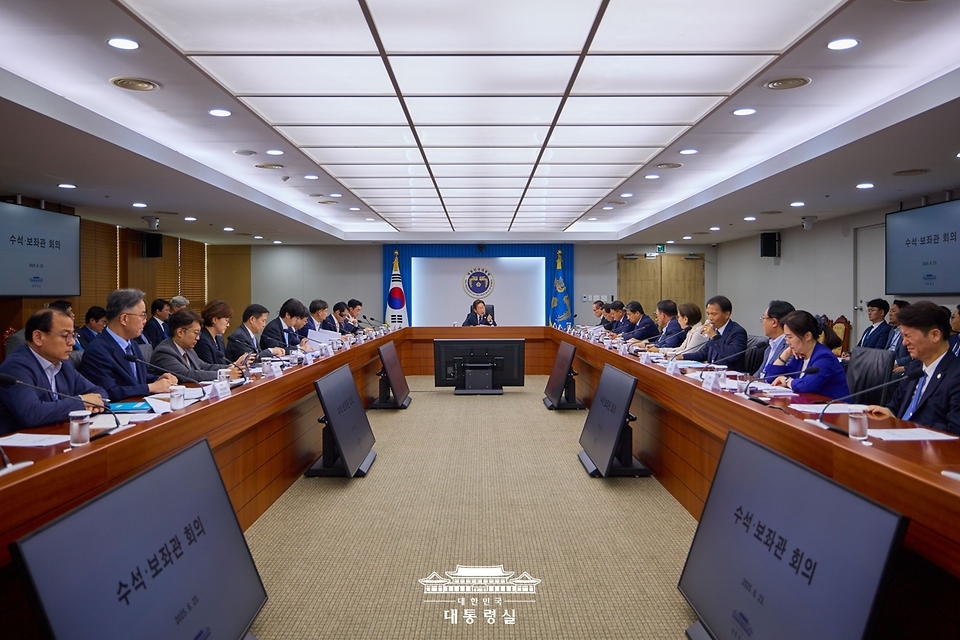 이재명 대통령이 23일 용산 대통령실에서 열린 제1차 수석보좌관회의를 주재하고 있다.