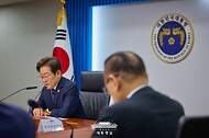 이재명 대통령이 23일 용산 대통령실에서 열린 제1차 수석보좌관회의를 주재하고 있다.