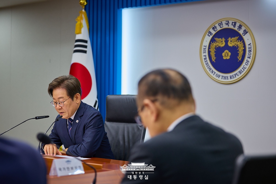이재명 대통령이 23일 용산 대통령실에서 열린 제1차 수석보좌관회의를 주재하고 있다.