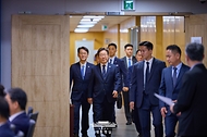 이재명 대통령이 23일 용산 대통령실에서 열린 제1차 수석보좌관회의에 입장하고 있다.
