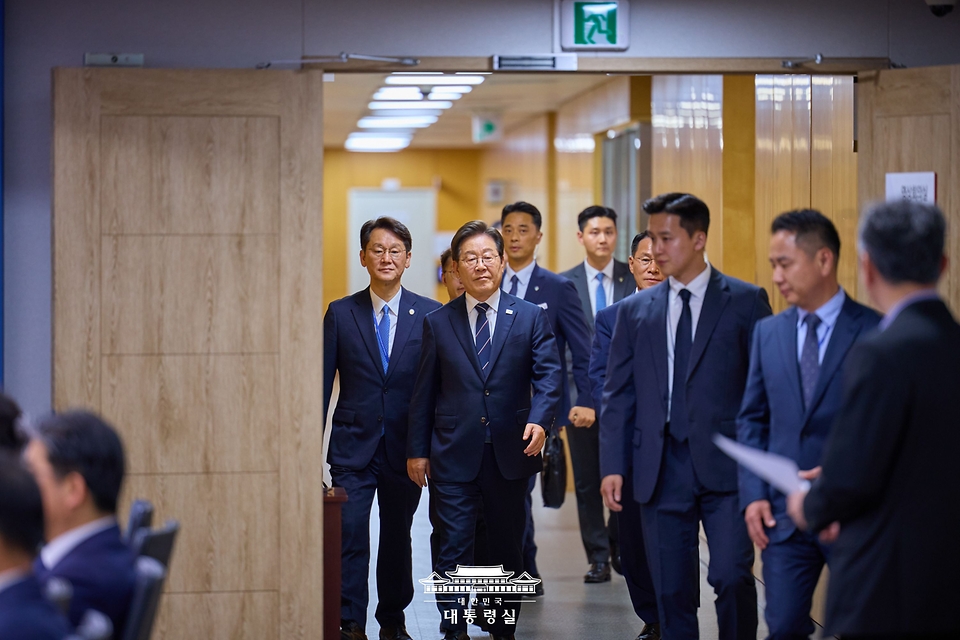 이재명 대통령이 23일 용산 대통령실에서 열린 제1차 수석보좌관회의에 입장하고 있다.