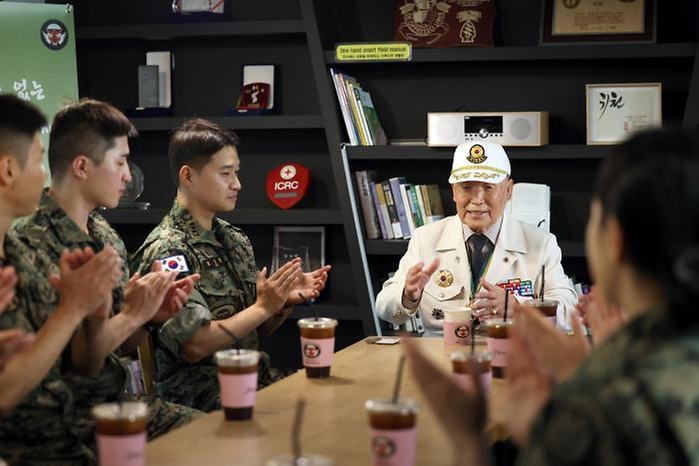 6·25전쟁 참전용사 박천석 옹이 외손자 이정민 대위가 복무 중인 육군특수전사령부 귀성부대를 찾아 전쟁 당시 상황을 회고하며 장병들에게 당부의 말을 전하고 있다.