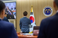 이재명 대통령이 24일 서울 용산 대통령실 청사에서 열린 국무회의에서 국기에 경례하고 있다.