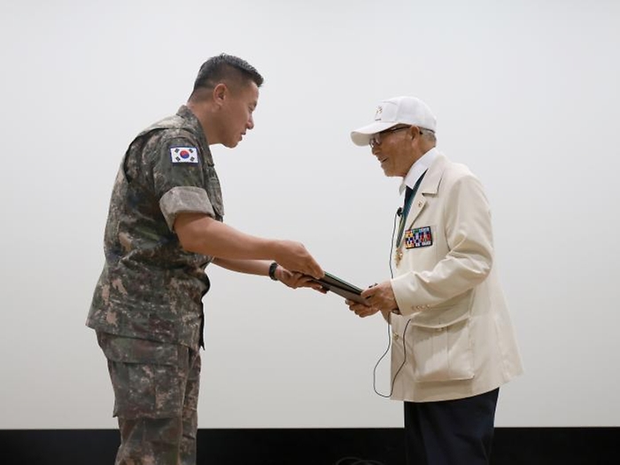 하헌철 육군36보병사단장이 6·25전쟁 참전용사 손희수 옹에게 감사패를 증정하고 있다.