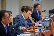 이재명 대통령이 24일 서울 용산 대통령실 청사에서 열린 국무회의에서 의사봉을 두드리고 있다.