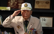 박천석 옹이 거수경례하고 있다.