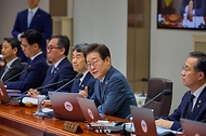 이재명 대통령이 24일 서울 용산 대통령실 청사에서 열린 국무회의에서 발언하고 있다.
