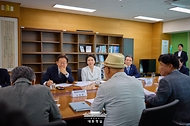 이재명 대통령과 김혜경 여사가 25일 전남 고흥군 국립소록도병원에서 관계자들과 대화를 나누고 있다.