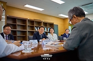 이재명 대통령과 김혜경 여사가 25일 전남 고흥군 국립소록도병원에서 관계자들과 대화를 나누고 있다.