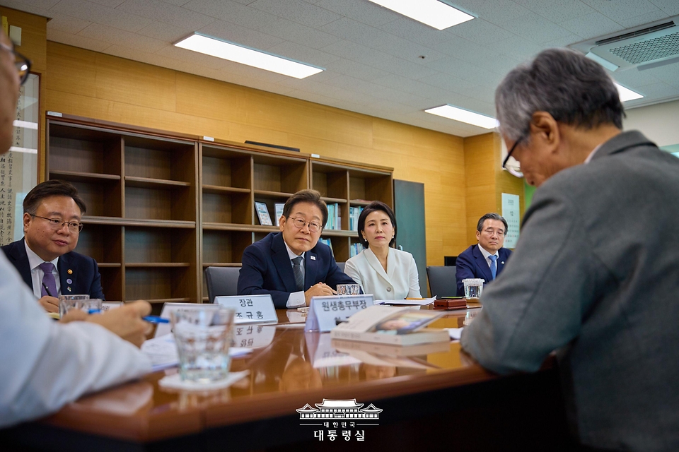 이재명 대통령과 김혜경 여사가 25일 전남 고흥군 국립소록도병원에서 관계자들과 대화를 나누고 있다.