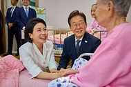 이재명 대통령과 김혜경 여사가 25일 전남 고흥군 국립소록도병원에서 한 환자를 위로하고 있다.