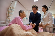 이재명 대통령과 김혜경 여사가 25일 전남 고흥군 국립소록도병원에서 한 환자를 위로하고 있다.