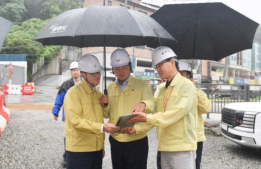 임기근 기획재정부 차관이 6월 25일 오후 경기 광주시 소재 모개미천 1공구를 방문, 현장을 시찰하며 안전점검을 하고 있다.