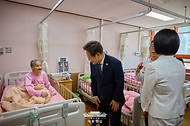 이재명 대통령과 김혜경 여사가 25일 전남 고흥군 국립소록도병원에서 한 환자를 위로하고 있다.