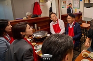 이재명 대통령이 26일 서울 용산 대통령실 앞의 골목 상권인 대구탕집을 찾아 점심식사를 하고 있다.