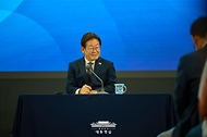이재명 대통령이 25일 광주광역시 국립아시아문화전당에서 열린 '광주시민·전남도민 타운홀미팅'을 하고 있다.
