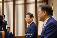 이재명 대통령이 26일 국회에서 추가경정예산 시정연설에 앞서 우원식 국회의장과 사전환담을 하고 있다.