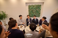 이재명 대통령이 26일 서울 용산 대통령실 청사 인근 카페에서 기자들과 티타임을 하고 있다.