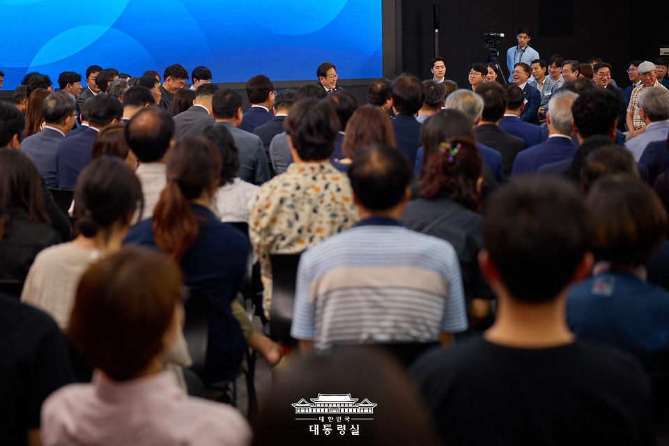 이재명 대통령이 25일 광주광역시 국립아시아문화전당에서 열린 '광주시민·전남도민 타운홀미팅'을 하고 있다.