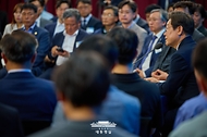 이재명 대통령이 25일 광주광역시 국립아시아문화전당에서 열린 '광주시민·전남도민 타운홀미팅'을 하고 있다.