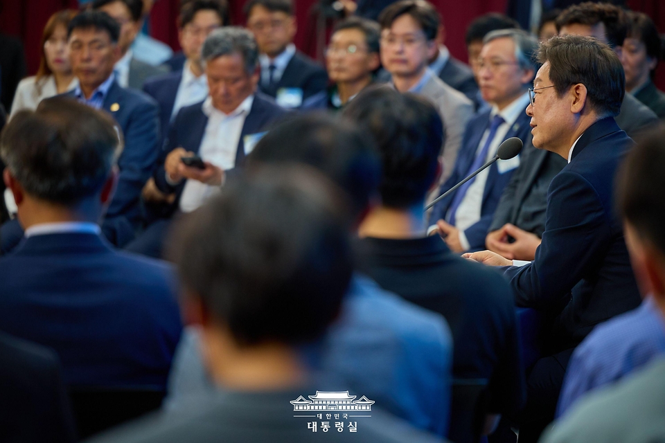이재명 대통령이 25일 광주광역시 국립아시아문화전당에서 열린 '광주시민·전남도민 타운홀미팅'을 하고 있다.