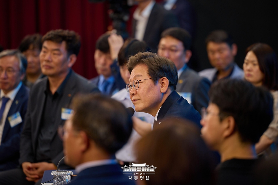 이재명 대통령이 25일 광주광역시 국립아시아문화전당에서 열린 '광주시민·전남도민 타운홀미팅'을 하고 있다.