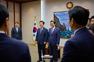 이재명 대통령이 26일 국회에서 추가경정예산 시정연설에 앞서 우원식 국회의장과 사전환담에서 기념촬영하고 있다.