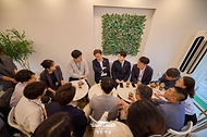 이재명 대통령이 26일 서울 용산 대통령실 청사 인근 카페에서 기자들과 티타임을 하고 있다.