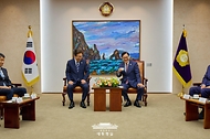 이재명 대통령이 26일 국회에서 추가경정예산 시정연설에 앞서 우원식 국회의장과 사전환담을 하고 있다.