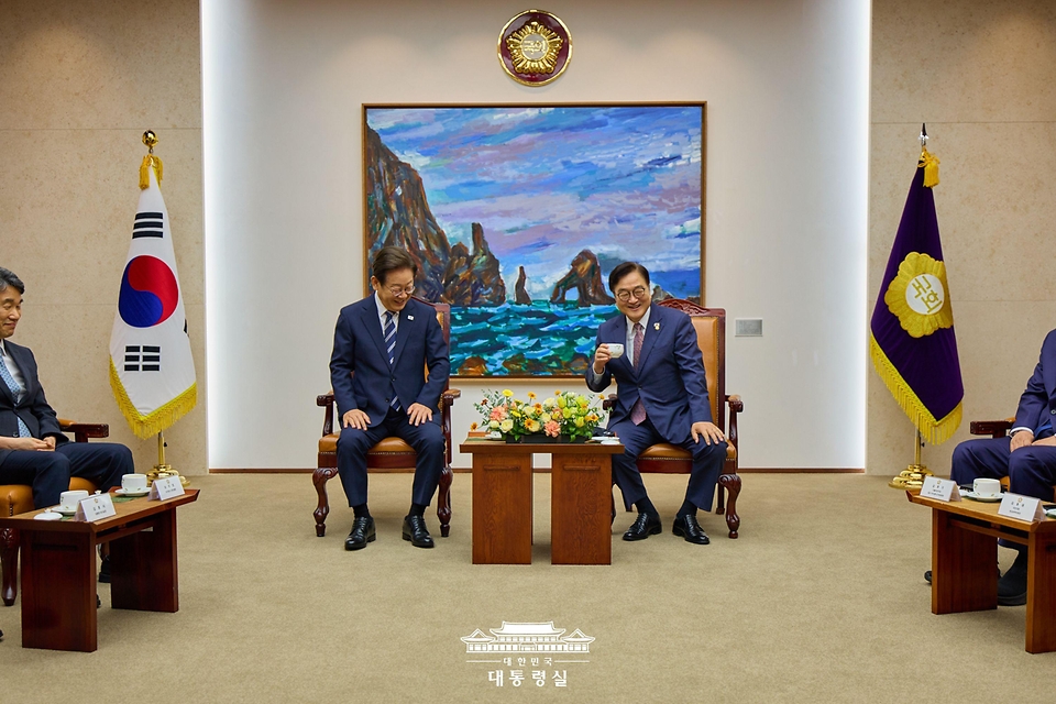 이재명 대통령이 26일 국회에서 추가경정예산 시정연설에 앞서 우원식 국회의장과 사전환담을 하고 있다.