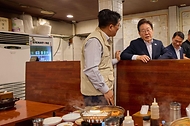 이재명 대통령이 26일 서울 용산 대통령실 앞의 골목 상권인 대구탕집을 찾아 시민과 대화를 하고 있다.