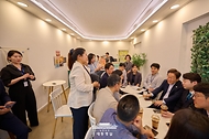 이재명 대통령이 26일 서울 용산 대통령실 청사 인근 카페에서 기자들과 티타임을 하고 있다.