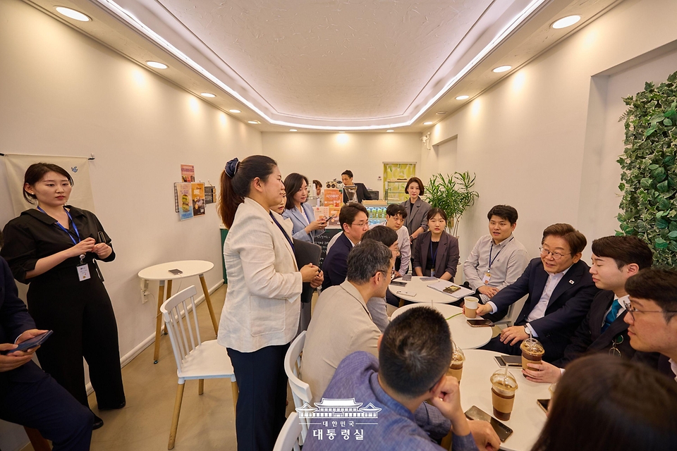 이재명 대통령이 26일 서울 용산 대통령실 청사 인근 카페에서 기자들과 티타임을 하고 있다.