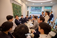 이재명 대통령이 26일 서울 용산 대통령실 청사 인근 카페에서 기자들과 티타임을 하고 있다.