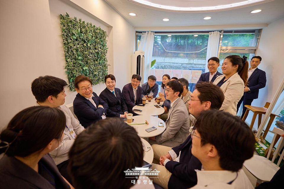 이재명 대통령이 26일 서울 용산 대통령실 청사 인근 카페에서 기자들과 티타임을 하고 있다.