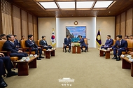 이재명 대통령이 26일 국회에서 추가경정예산 시정연설에 앞서 우원식 국회의장과 사전환담을 하고 있다.