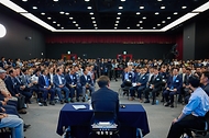 이재명 대통령이 25일 광주광역시 국립아시아문화전당에서 열린 '광주시민·전남도민 타운홀미팅'을 하고 있다.