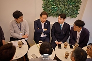 이재명 대통령이 26일 서울 용산 대통령실 청사 인근 카페에서 기자들과 티타임을 하고 있다.