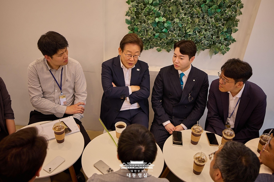 이재명 대통령이 26일 서울 용산 대통령실 청사 인근 카페에서 기자들과 티타임을 하고 있다.