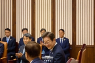 이재명 대통령이 26일 국회에서 추가경정예산 시정연설에 앞서 우원식 국회의장과 사전환담을 하고 있다.