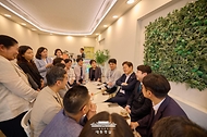 이재명 대통령이 26일 서울 용산 대통령실 청사 인근 카페에서 기자들과 티타임을 하고 있다.