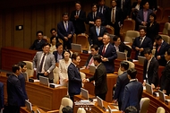 이재명 대통령이 26일 국회 본회의장에서 열린 추가경정예산 시정연설을 마친 뒤 국민의힘 의원들과 인사하고 있다.
